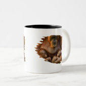 Orangutan Moeder die twee baby's houdt Tweekleurige Koffiemok (Voorkant rechts)