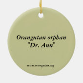 Orangutan Orphan Dr. Ann Keramisch Ornament (Achterkant)