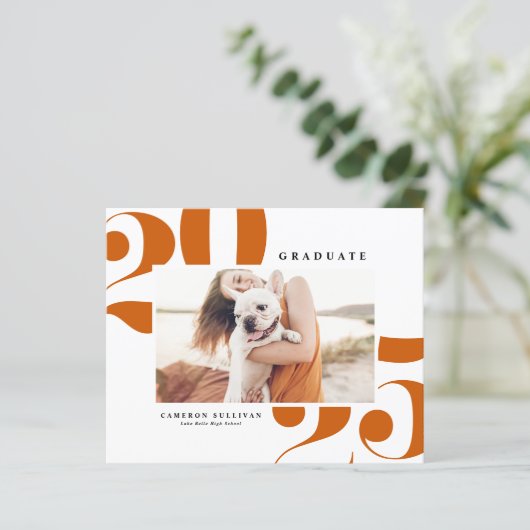 Oranje 2025 Bold Typography Afstuderen Invitation (Staand voorkant)