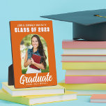 Oranje Afstuderen Arch Modern Afstuderen Foto Fotoplaat<br><div class="desc">Deze moderne sinaasappel en witte aangepaste senior foto afstudeerfeest plaquette is voorzien van uw middelbare school of college naam voor de klas van 2025. Pas het aan met jouw naam onder het chique, gedurfde handgeschreven script en de trendy boog voor een geweldige persoonlijke afstuderen.</div>