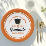Oranje Afstuderen Personalised 2025 Graduation Par Papieren Bordje<br><div class="desc">Deze moderne oranje en witte aangepaste afstudeerfeest borden zijn voorzien van stijlvolle typografie van uw universiteit of hogeschool naam voor de klas van 2025. Pas je aan met je afstudeerjaar naast het chique handgeschreven script en het zwarte afstudeerders pet voor geweldige persoonlijke felicitaties afstuderen feestdecor.</div>
