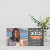 Oranje afstuderen van het kleurenbordbord met lint aankondiging (Staand voorkant)