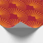 Oranje art-decopatroon boven diepe rode achtergron cadeaupapier (Hoek)