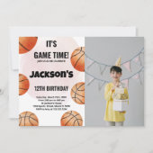 Oranje Balls Basketball Birthday Invitation foto Kaart (Voorkant)