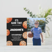 Oranje Balls Black Basketball Birthday Foto Kaart (Staand voorkant)