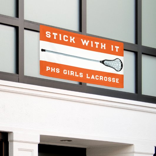 Oranje banner van Lacrosse Team (Buitenkant Gebouw)