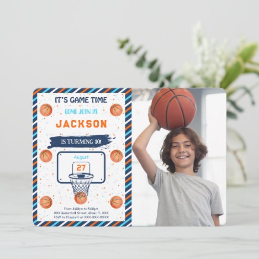 Oranje Basketbal Verjaardag Foto Uitnodiging (Staand voorkant)