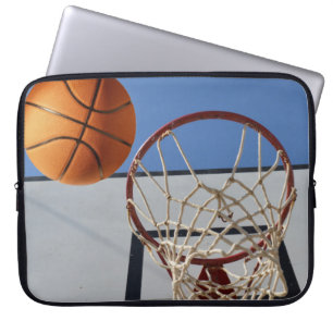 Oranje basketball op het punt van de score, laptop sleeve