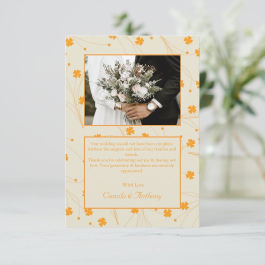 Oranje Beige Retro Y2K 70s bloempatroon Bedankkaart (Staand voorkant)