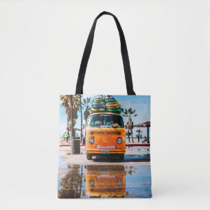 Oranje bestelwagen met surfplank bovenaan tote bag