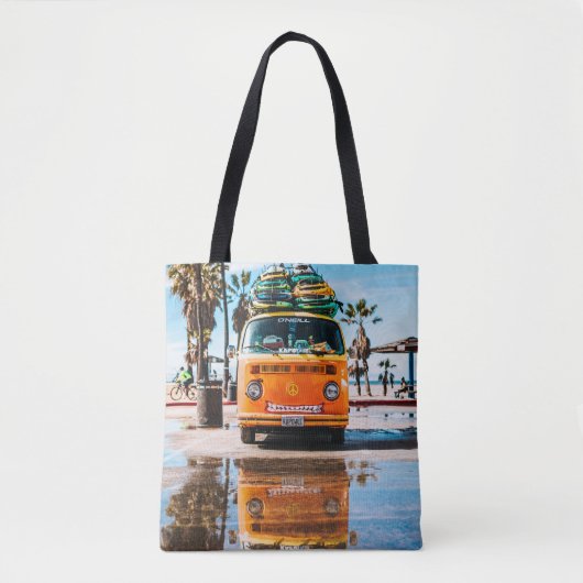 Oranje bestelwagen met surfplank bovenaan tote bag (Voorkant)