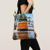 Oranje bestelwagen met surfplank bovenaan tote bag (Dichtbij)