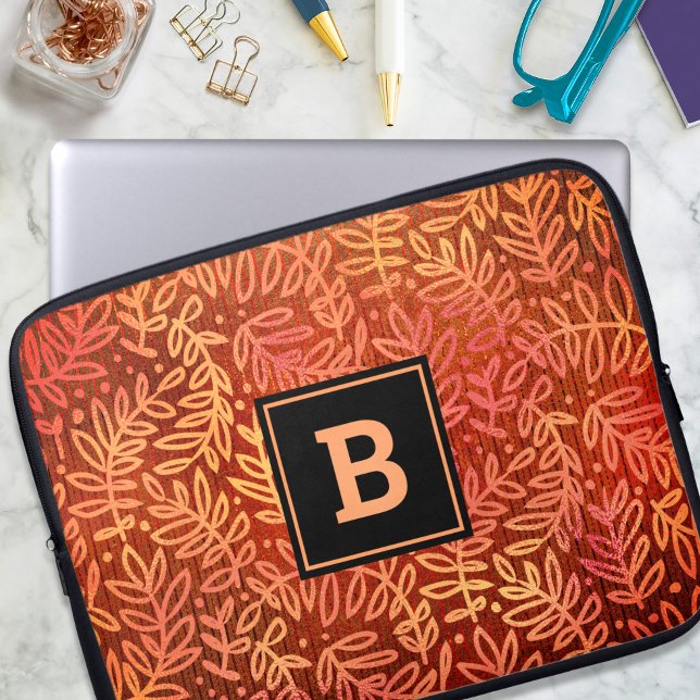 Oranje bladpatroon monogram modern vet botanisch laptop sleeve (Creator heeft geüpload)