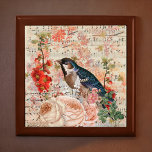 Oranje Blauw Vlees Musical Ephemera Cadeaudoosje<br><div class="desc">Dit ontwerp kenmerkt ephemera - of items die een voorbijgaand moment in de tijd vastleggen - van een donkerblauw-gekleurde zongvogel met oranje, blauwe en roombloemen, tegen een muzikale scores achtergrond. Deze collage is een kleurrijke herinnering om te genieten van mooie items en momenten zoals ze er zijn, met afbeeldingen die...</div>