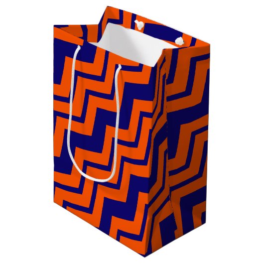 Oranje Blauwe Chevron Zigzag Ontwerp Medium Cadeauzakje (Voorkant Gekanteld)
