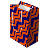 Oranje Blauwe Chevron Zigzag Ontwerp Medium Cadeauzakje (Achterkant Gekanteld)