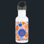 Oranje Blauwe Monogram Groenten Waterfles<br><div class="desc">De Oranje Blue Monogram Fruits Vegetables Coffee Mok is een levendige en persoonlijke manier om van uw favoriete drankjes te genieten. Met een levendige combinatie van oranje en blauwe tinten, samen met een speels groente- en fruitpatroon, voegt deze mok een pop kleur toe aan uw keuken of kantoor-ruimte. Het aangepaste...</div>