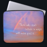 Oranje blauwe regenboogzonneforecfoto Geloof in Ma Laptop Sleeve<br><div class="desc">"Wie niet in magie gelooft, zal het nooit vinden." Laat je inspireren door deze motivatie fotografie neopreen laptophoes van een regenboog in een blauwe, roze en oranje zacht verlichte zonsondergang. Deze laptophoes is verkrijgbaar in drie formaten: 15, 13 en 10 inch. Maakt een geweldig verheffend cadeau voor iemand speciaal! U...</div>