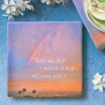 Oranje blauwe regenboogzonneforecfoto Geloof in Ma Stenen Onderzetter<br><div class="desc">"Wie niet in magie gelooft, zal het nooit vinden." Ontspan met uw favoriete drankje op dit motivatie fotografiestenen onderzetter van een regenboog genesteld in een blauwe, roze en oranje zacht verlichte zonsondergang. Maakt een geweldig opbeurende en inspirerend cadeau! U kunt dit stenen onderzetter gemakkelijk personaliseren en ik bied ook maatwerk...</div>