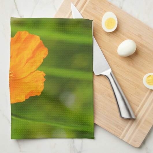 Oranje bloeiende papaverbloem op groene aangepaste theedoek (Quarter Fold)