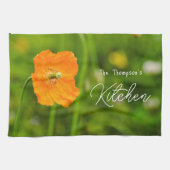 Oranje bloeiende papaverbloem op groene aangepaste theedoek (Horizontaal)