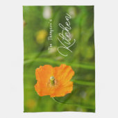 Oranje bloeiende papaverbloem op groene aangepaste theedoek (Verticaal)