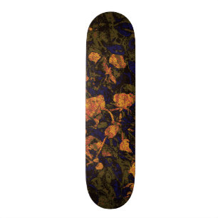Oranje bloem tegen bladcamouflagepatroon skateboard