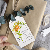 Oranje bloemen, boog en monogram ter gelegenheid v cadeaulabel
