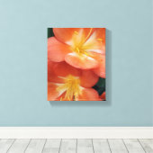 Oranje bloemen canvas afdruk (Insitu (Houten vloer))