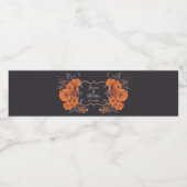 Oranje bloemen elegante bruiloft waterfles etiket (Enkel label)