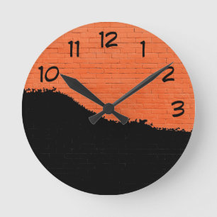 Oranje Brick-muur met zwarte pellerverf Ronde Klok