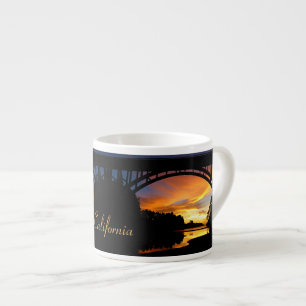 Oranje Californische kustzonsondergang onder Brug Espresso Kop