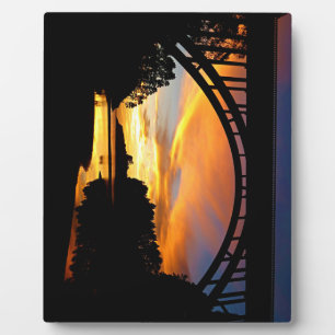 Oranje Californische kustzonsondergang onder Brug Fotoplaat