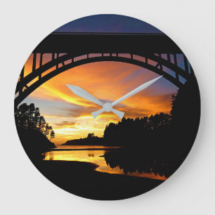 Oranje Californische kustzonsondergang onder Brug Grote Klok