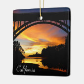 Oranje Californische kustzonsondergang onder Brug Keramisch Ornament (Links)