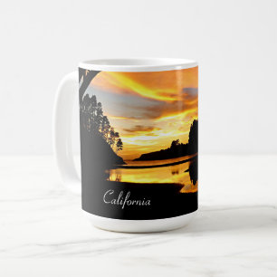 Oranje Californische kustzonsondergang onder Brug Koffiemok