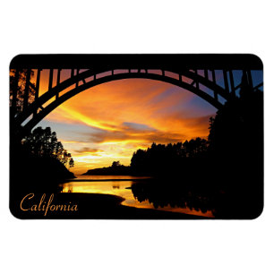 Oranje Californische kustzonsondergang onder Brug Magneet