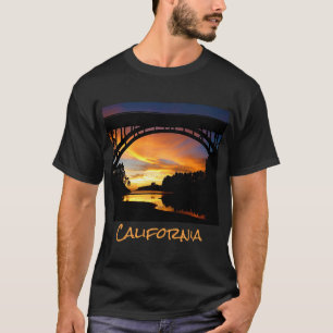 Oranje Californische kustzonsondergang onder Brug T-shirt