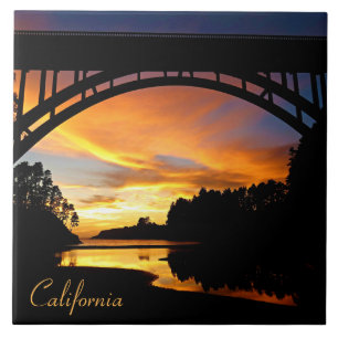 Oranje Californische kustzonsondergang onder Brug Tegeltje