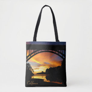 Oranje Californische kustzonsondergang onder Brug Tote Bag