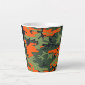 Oranje camouflagepatroon, jouw naam, personaliseer latte mok (Voorkant)