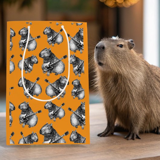 Oranje Capybara Rockstar Medium Cadeauzakje