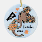 Oranje Cheerleader Girl Ornament Donkere huid en h (Voorkant)