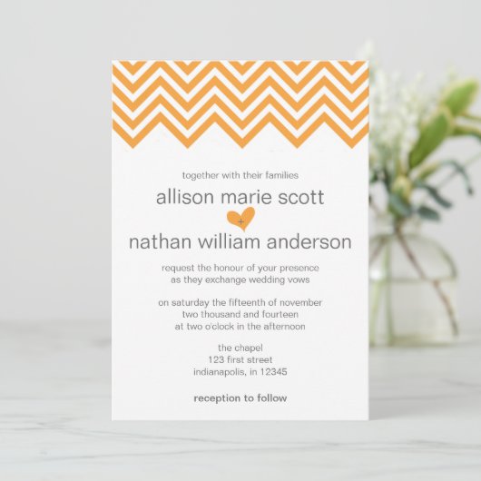 Oranje Chevron Wedding Uitnodiging (Staand voorkant)