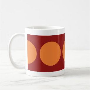 Oranje cirkels op rood koffiemok