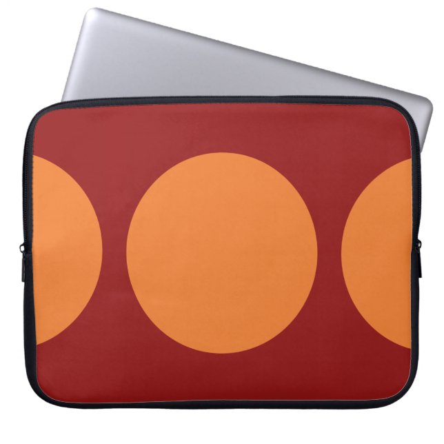 Oranje cirkels op rood laptop sleeve (Voorkant)