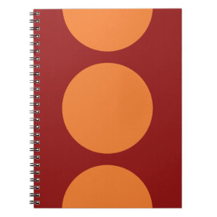 Oranje cirkels op rood notitieboek
