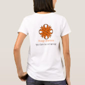 Oranje Clover Ribbon door Kenneth Yoncich T-shirt (Achterkant)