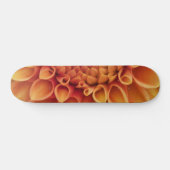 Oranje dahlia bloem in het midden persoonlijk skateboard (Horizontaal)