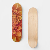 Oranje dahlia bloem in het midden persoonlijk skateboard (Voorkant)